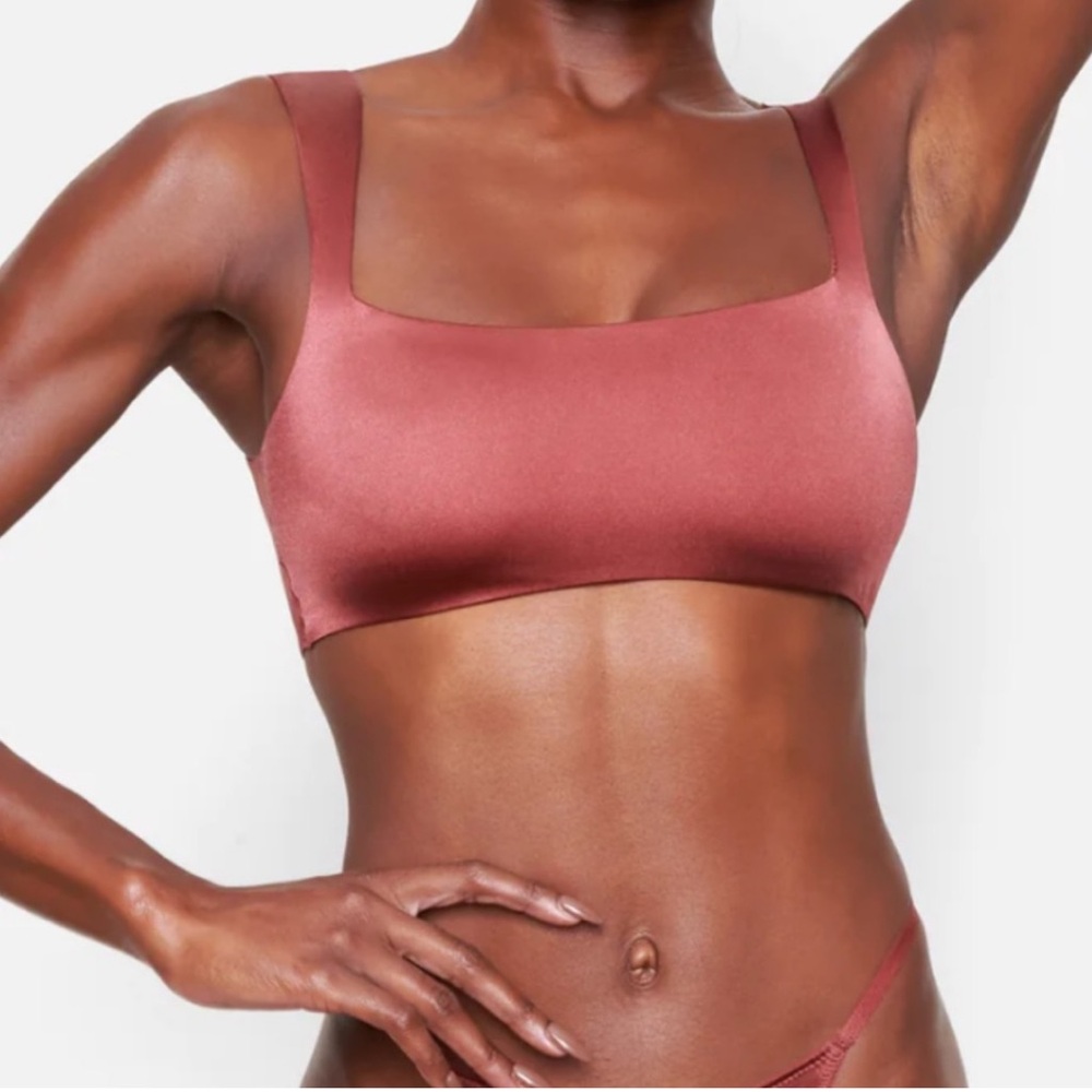 NWT SKIMS STRETCH SATIN SQUARE NECK BRA
BERRY size XS